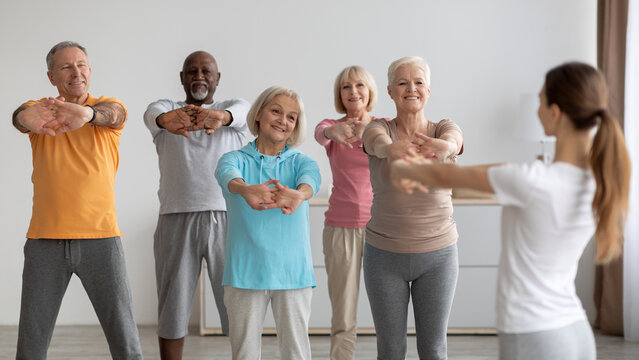 Pacientes idosos com artrose fazendo exercício